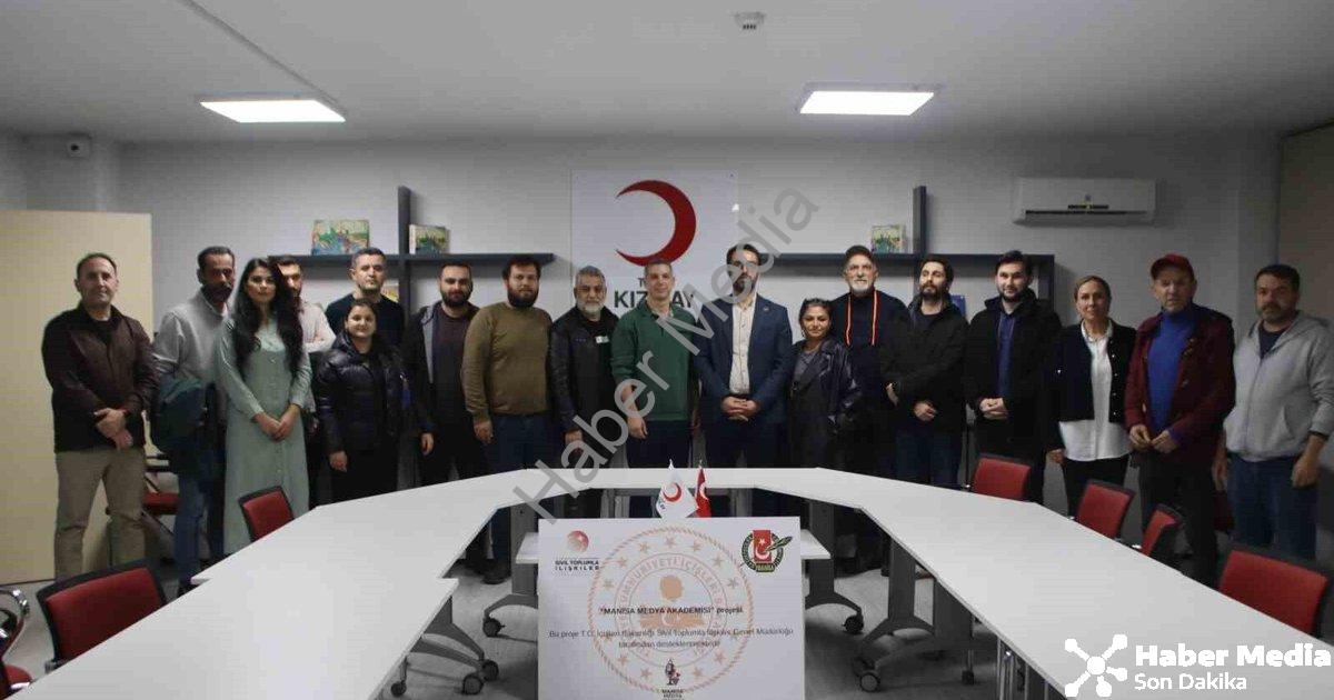 "Manisa Medya Akademisi Kapılarını Yapay Zeka Dersiyle Açtı" başlıklı haber için fotorealistik, prof