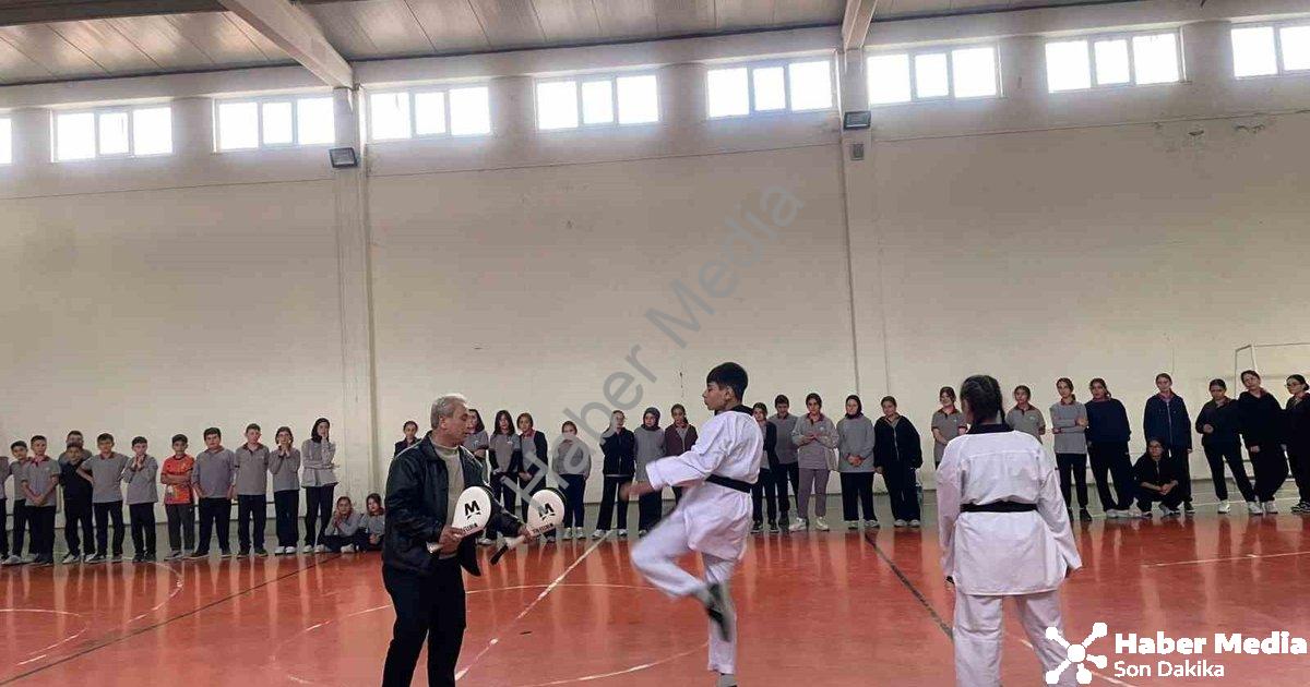 "Kütahya Pazarlar'da Spor Devrimi: Tekvando ile Geleceğe Büyük Yatırım" başlıklı haber için fotoreal
